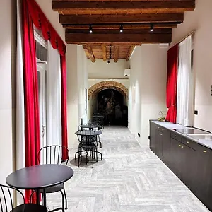 italianflat-roman-theater-old-town.hotelinveneto.com/